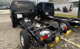 L300 hitam chasis tampak belakang